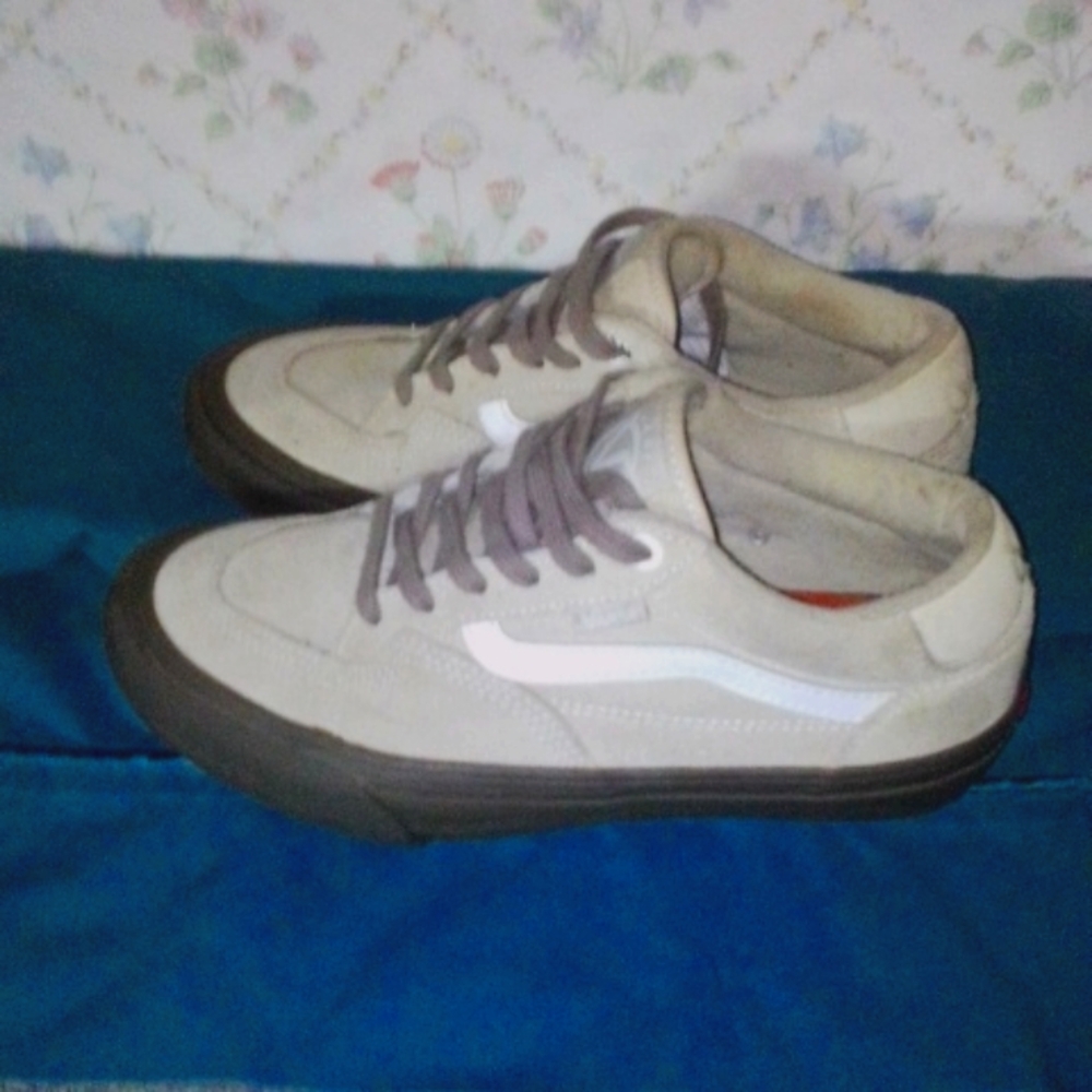 Men's Tan Suede Skater Shoes. Size 6.5 U.S. - Picture 2 of 4